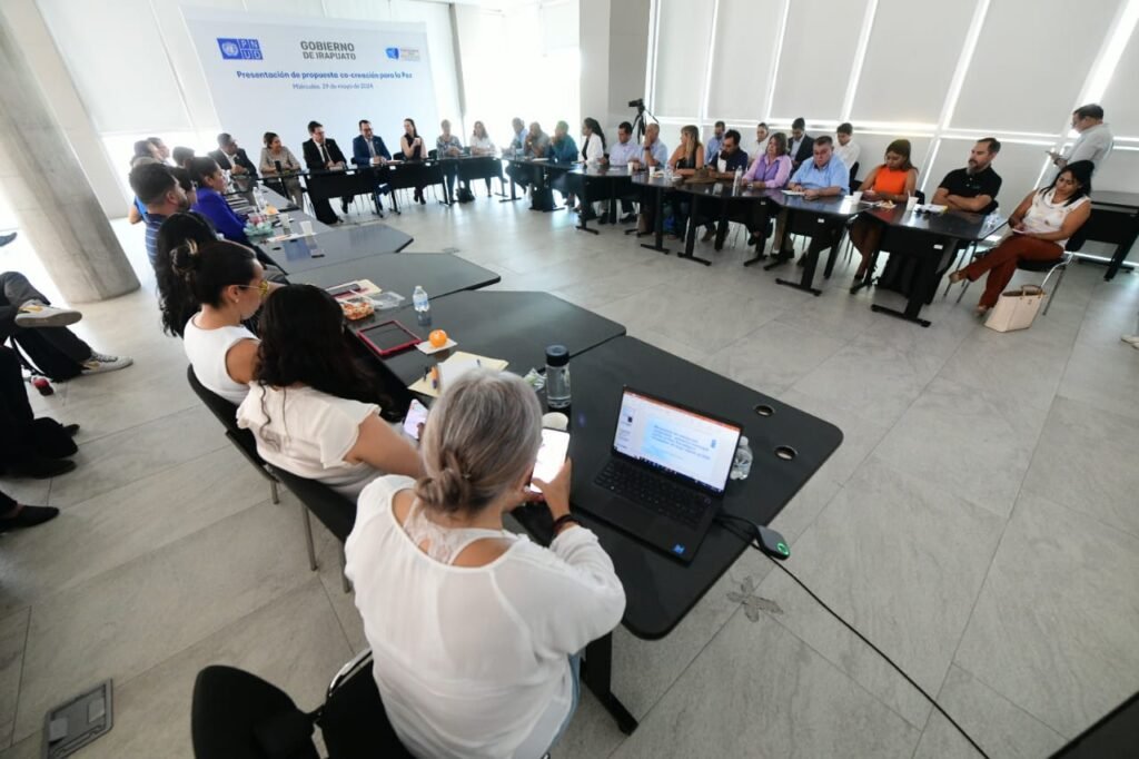 Miembros de la sociedad civil organizada y funcionarios públicos, estuvieron presentes en la reunión.