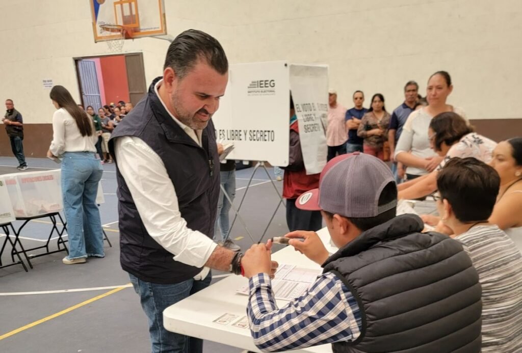 Momento en el que Luis Fernando Velázquez Esquivel acudió a votar.