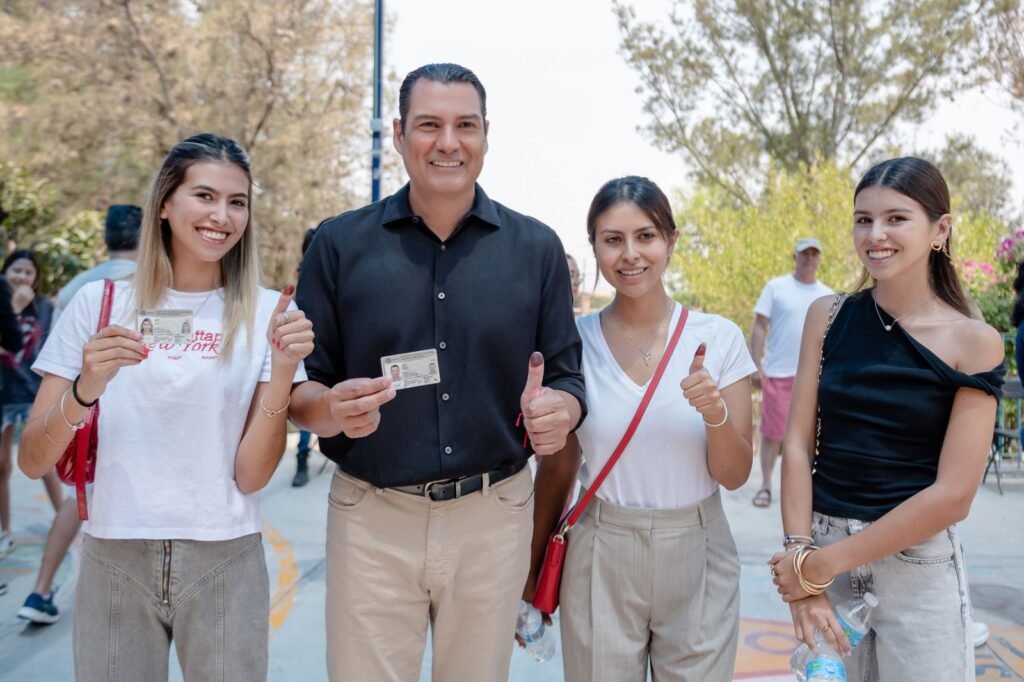 Mauricio Trejo mostró su pulgar al salir de la casilla donde votó en San Miguel de Allende.