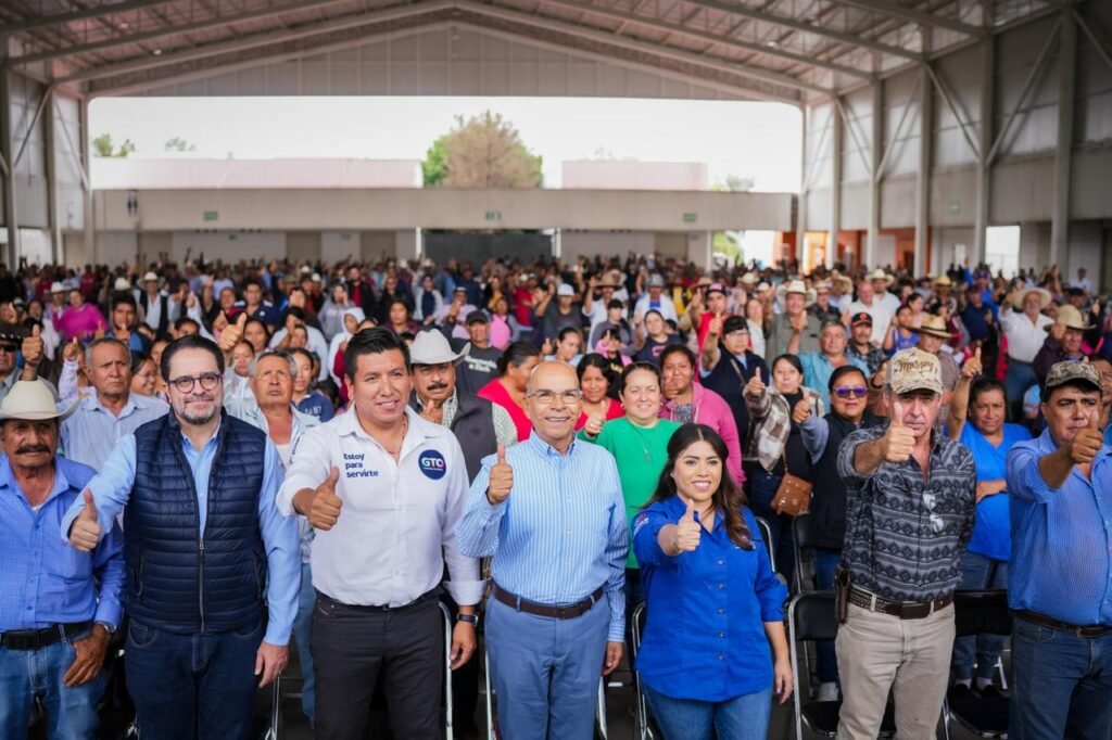 Autoridades de SDAyR y de Celaya presentes en la entrega de apoyos a la ciudadanía y el campo.