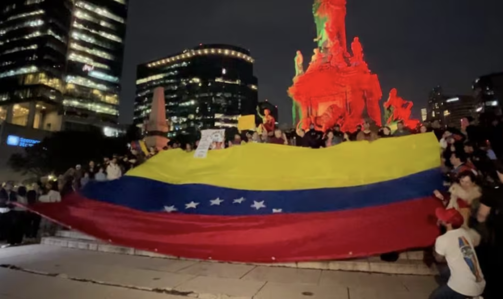 Venezolanos acudieron al Ángel de la Independencia en México para protestar contra Maduro.