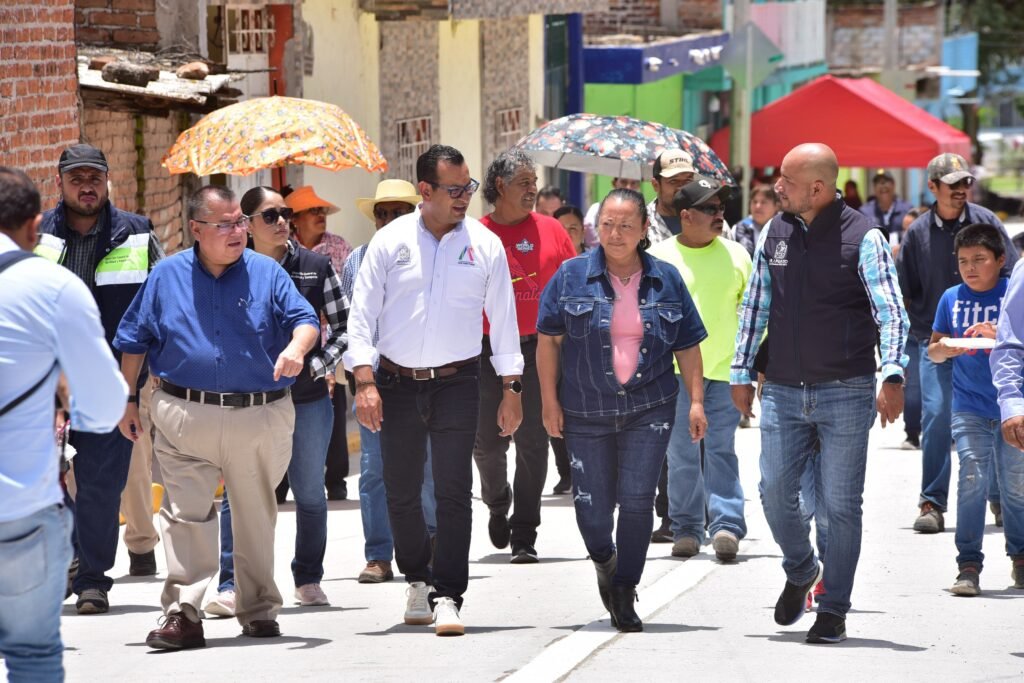 Las autoridades visitaron las calles de la comunidad La Calera para ver el avance de las obras.