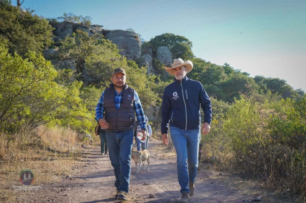 Erick Gutiérrez, alcalde de Ocampo recorrió parte de este camino con autoridades del Estado de Guanajuato.