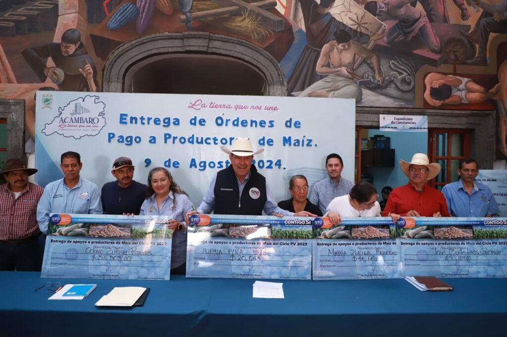 Durante la entrega de apoyo, decenas de acambarenses se mostraron agradecidos.