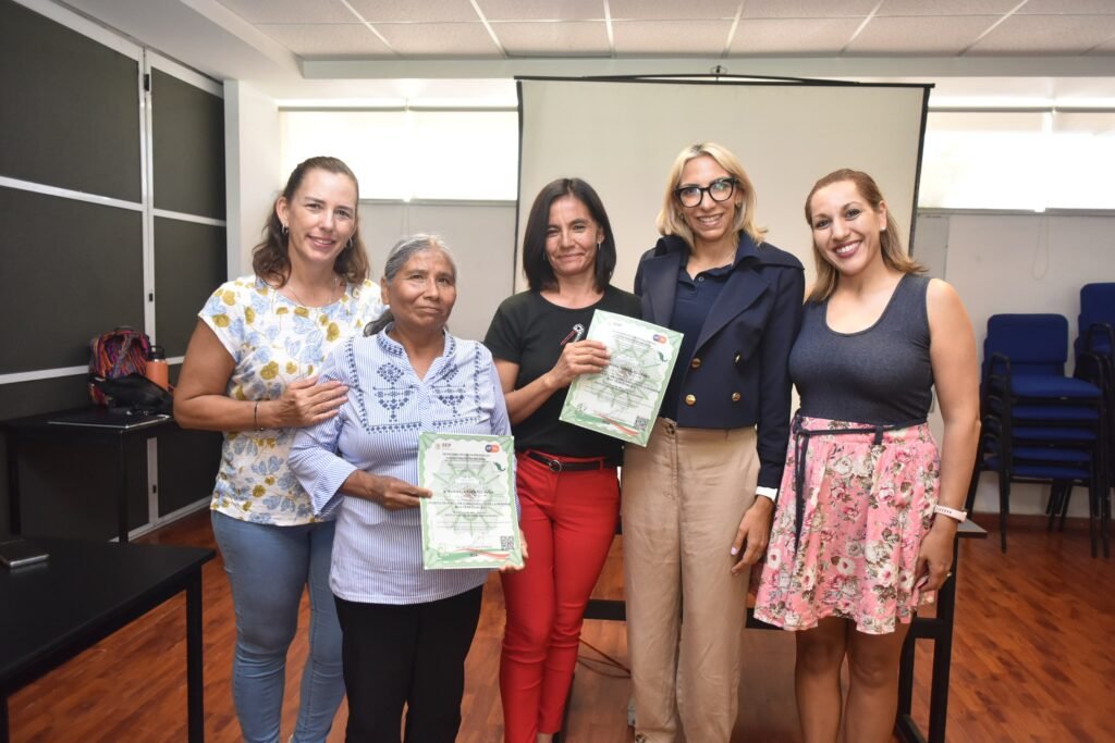 Aprenden sobre el cuidado de personas adultas mayores en Irapuato.