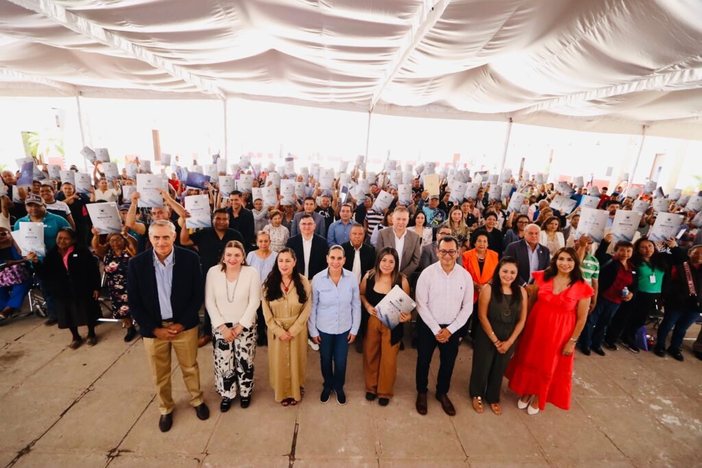 Autoridades de Irapuato, hicieron entrega de 257 escrituras en Las Liebres y Villas de San Cayetano.