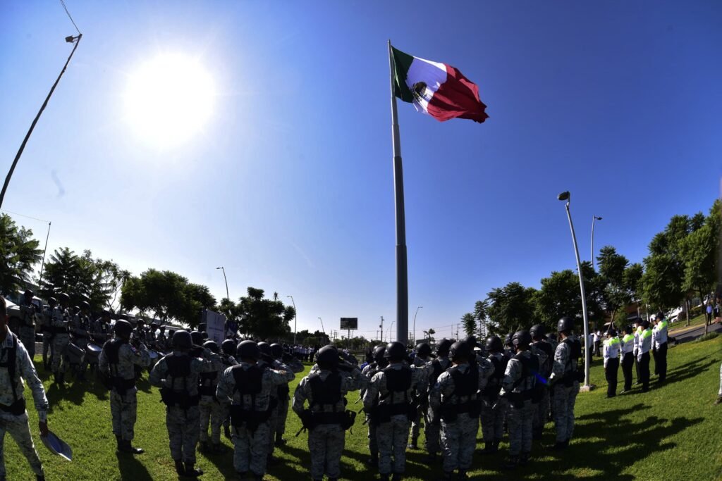 En el evento, realizan honores a la bandera, con la finalidad de promover identidad por la patria