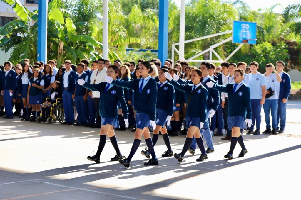 Fueron 25 los pares que se compraron con un monto de 3 mil 540 pesos, para las alumnas y alumnos de la Escolta y Banda de Guerra.