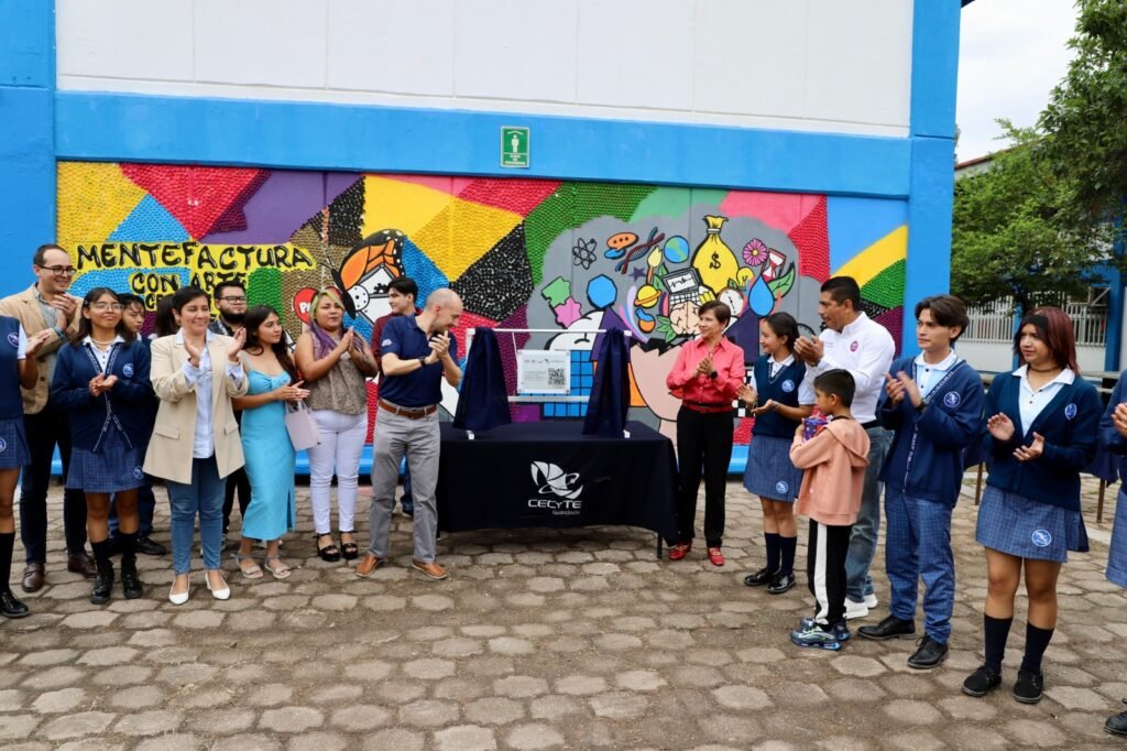 A través de un Mural de arte urbano en el Plantel León I, estudiantes motivan a sus compañeros a crear proyectos con Mentefactura.