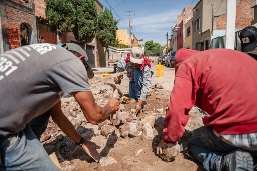 Son varias las obras de bacheo y de rehabilitación de calles y caminos que se realizan en San Miguel de Allende.