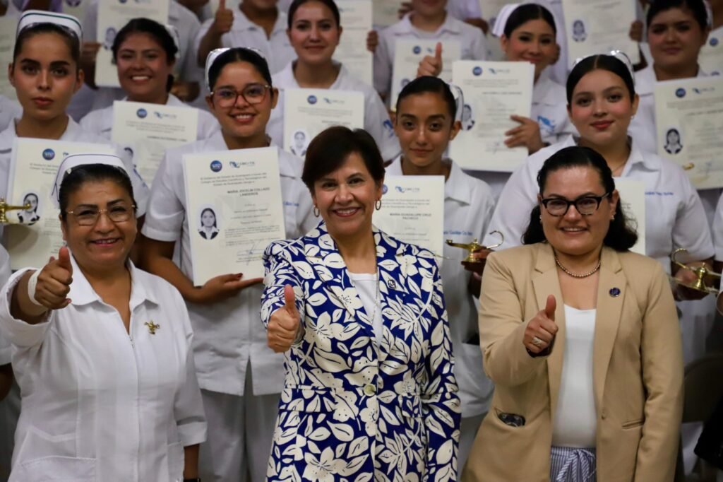 La Mtra. Esther Angélica Medina Rivero, Directora General del CECyTEG, les invitó a seguir con sus sueños.