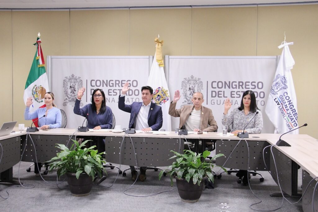 Momento en el que se dio luz verde al dictamen de la declaratoria de validez en la elección de Gobernador del Estado.