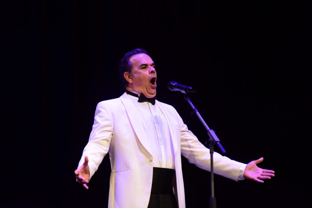 Fernando de la Mora y Rodrigo Cadena iluminaron el octavo aniversario del Teatro de la Ciudad.