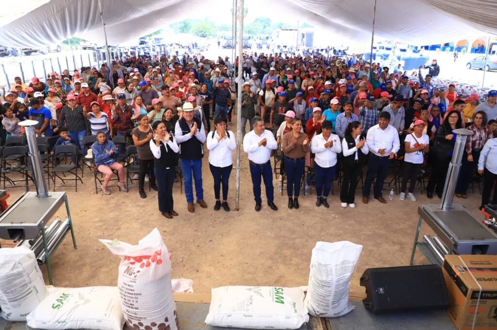 SDAyR hizo entrega de varios apoyos en Tierra Blanca y Santa Catarina.