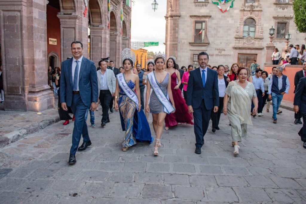 El presidente municipal Mauricio Trejo recorrió las calles de la ciudad durante este emotivo evento.