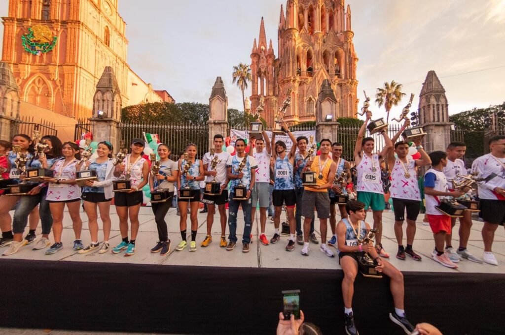 Carrera de los Sanmiguelenses logra reunir a cientos de competidores en la zona centro de la ciudad.