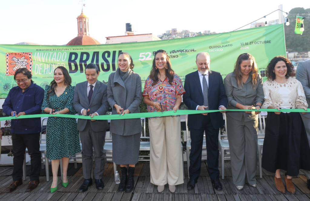 Libia Dennise recorrió las galerías de artes, donde inauguró también el Programa de Artes Visuales de Guanajuato.