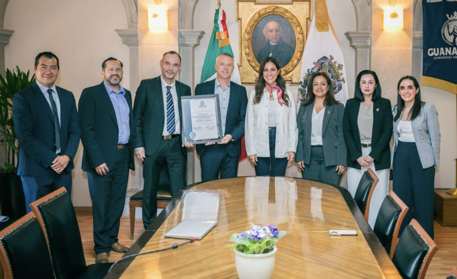 Libia Dennise entrega Certificado Ambiental “Empresa Limpia” a Volkswagen de Guanajuato Libia Dennise entregó el Certificado Ambiental “Empresa Limpia” a Volkswagen de México, por su planta de Guanajuato.
