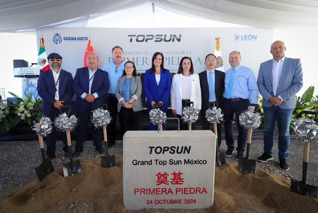 Ale Gutiérrez destacó que en León se impulsa el nearshoring y la competitividad y colocan la primera piedra de la planta Grand Top Sun.