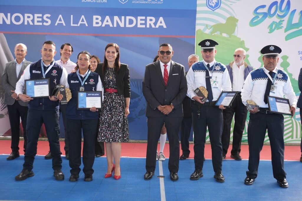 Dos elementos de policía vial y dos de Protección Civil, recibieron el “Soy de León”.