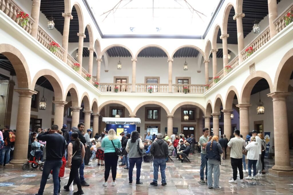 Continúan las autoridades de León, apoyando a personas en situación vulnerable con la cuota mínima en el pago del predial.