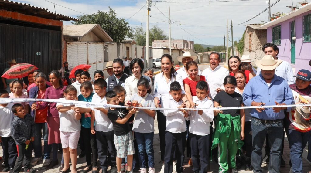 Libia Dennise García Muñoz Ledo recorrió varias zonas de Valle de Santiago, donde también hizo entrega de obras.