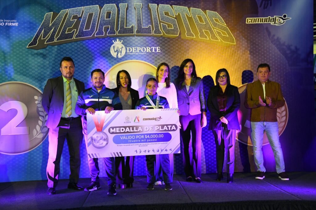 Autoridades de Irapuato premiaron a medallistas por su esfuerzo y dedicación en las competencias.