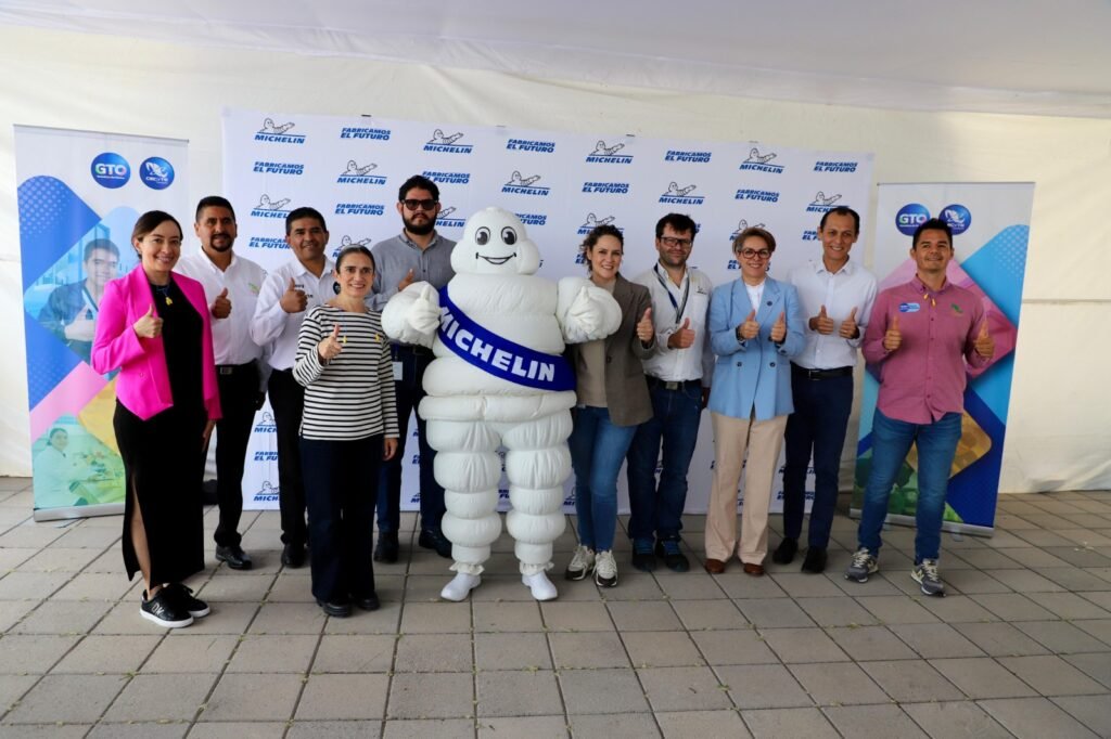 Las familias de las y los estudiantes visitaron las instalaciones de Michelin, para conocer lo que sus hijas e hijos realizan.