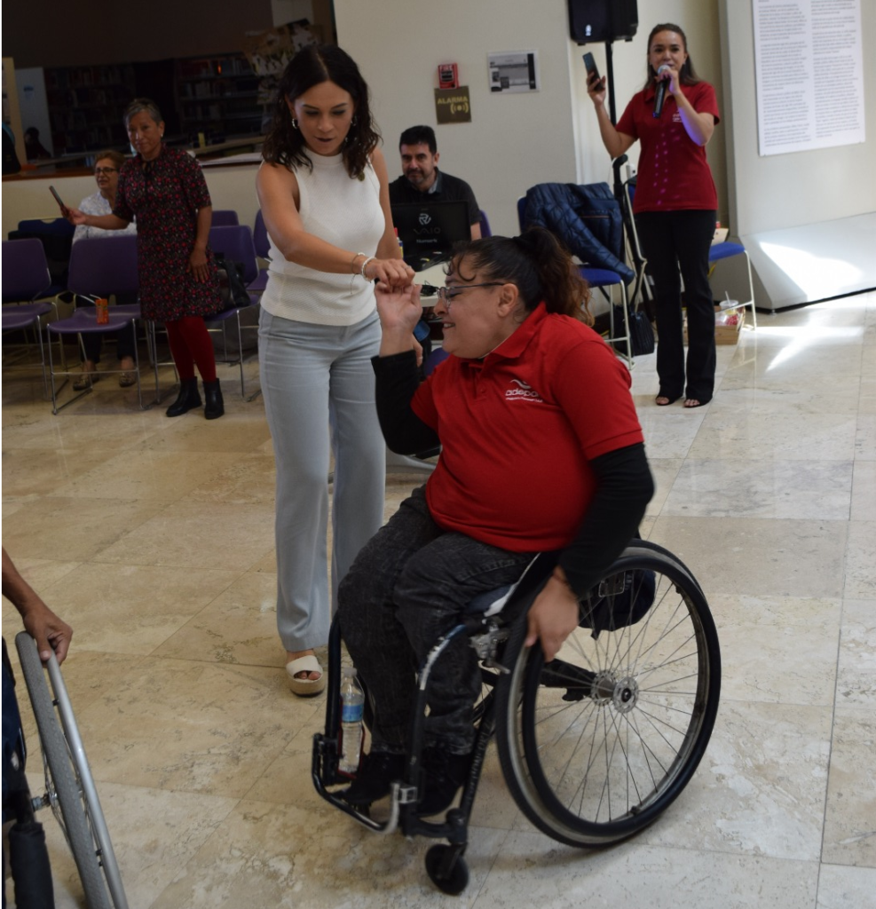 ¡Brindan apoyo! Entregan sillas de ruedas a personas con discapacidad Los beneficiarios son originarios de los municipios de Santa Catarina y León, en Guanajuato; así como Santa Rosa Jauregui, de Querétaro.