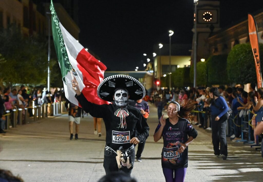 Decenas de asistentes corrieron y mantuvieron esta tradición de la carrera nocturna de catrina en Irapuato.