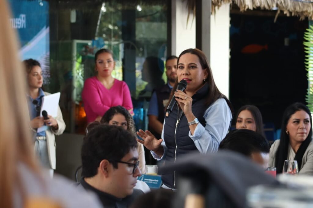 Lorena Alfaro invitó a los miembros la Cámara Nacional de la Industria de Restaurantes y Alimentos Condimentados a trabajar por el turismo.