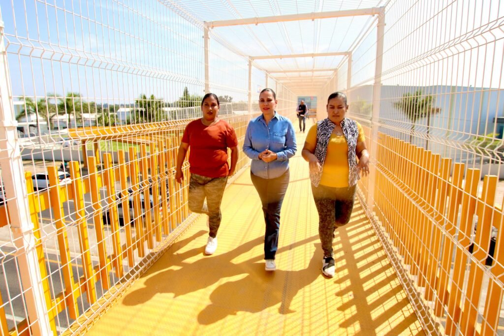 Lorena Alfaro supervisó la obra del puente peatonal, para garantizar la seguridad de los ciudadanos de Santa Elena y Los Pinos.