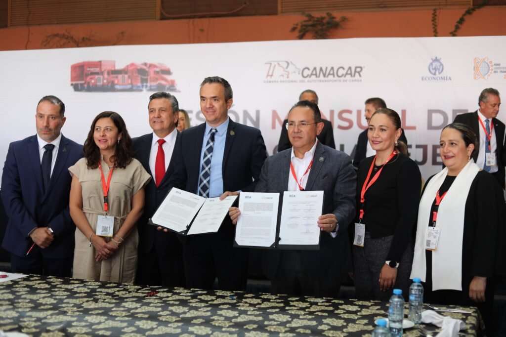 Con la firma de este convenio, el IECA y CANACAR buscan apoyar a operadores del transporte en Guanajuato.