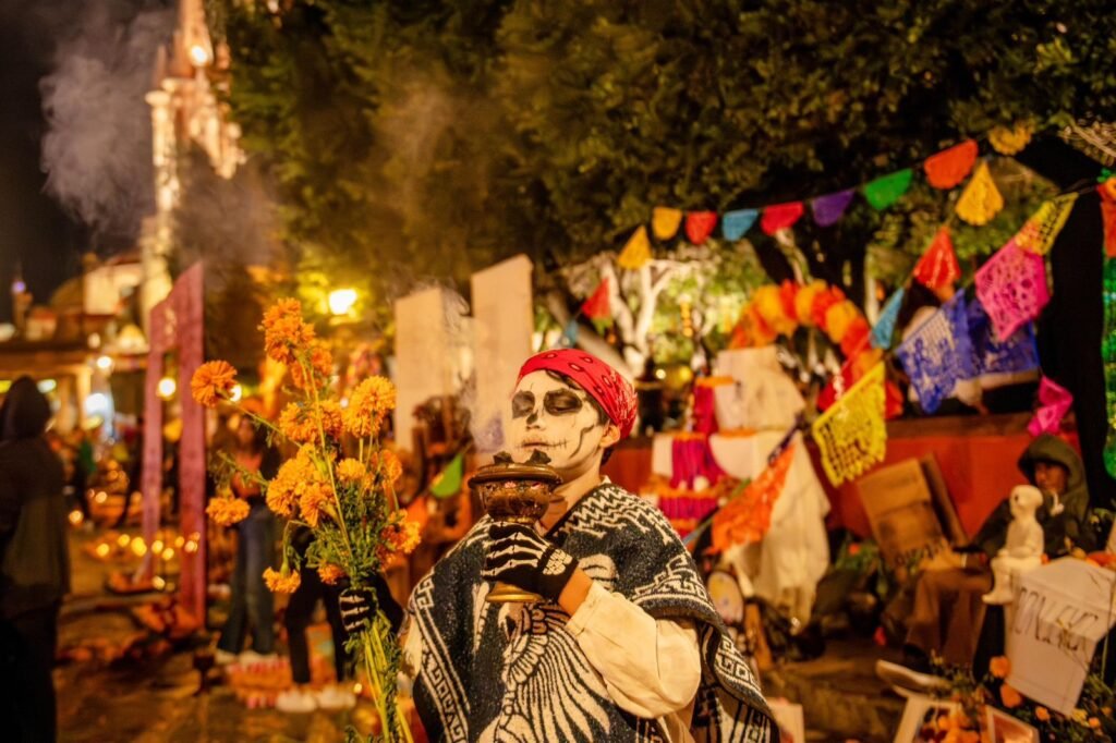 En San Miguel de Allende se celebró la vida con el tradicional 'Desfile de Catrinas', con motivo del Día de Muertos.