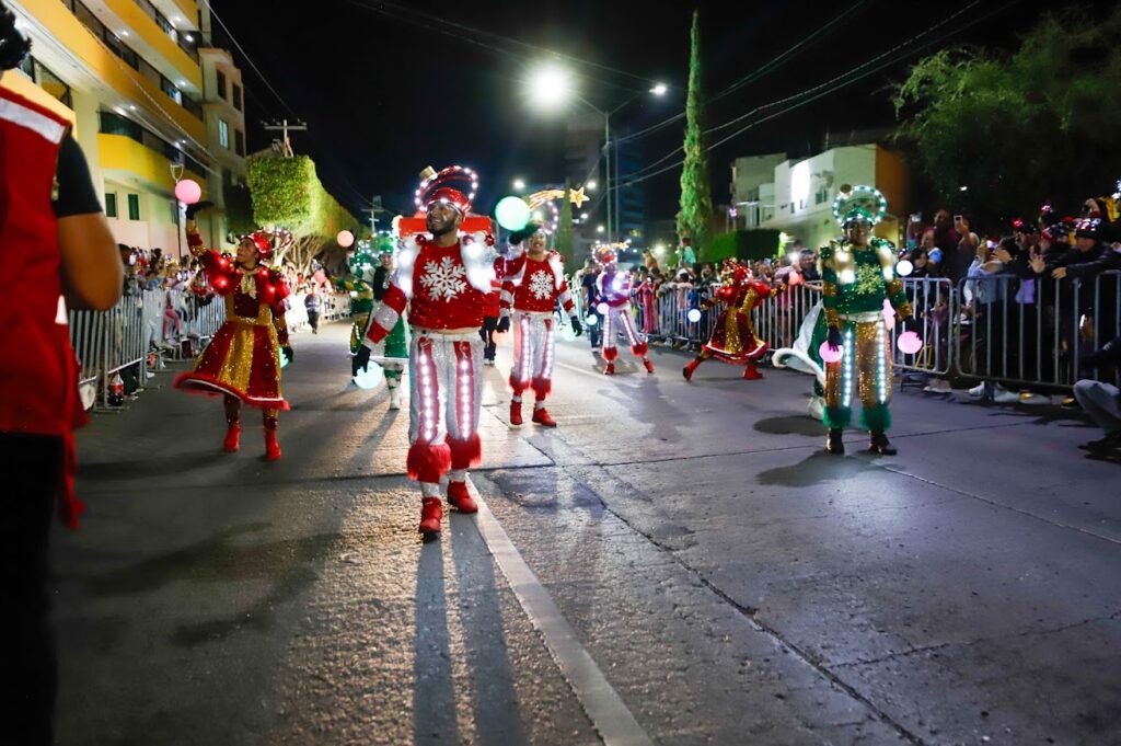 Desde temprana hora, miles de personas se formaron para disfrutar de esta Caravana que animó el espíritu navideño.