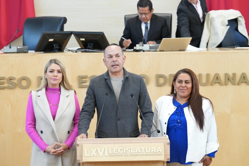 Las diputadas Yesenia Rojas Cervantes y Noemí Márquez Márquez y el diputado Erandi Bermúdez Méndez, en el estrado.