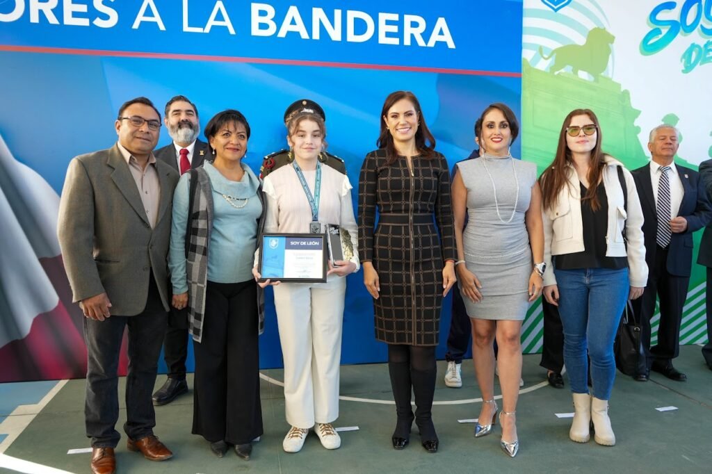 En el evento, se galardonó a la actriz London Garza que coprotagonizó el filme “Un Viaje al Corazón” ejemplificando el talento local leonés.