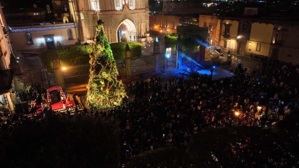 Como cada año, las autoridades de San Miguel de Allende iluminaron el cielo con el tradicional 'Encendido del Árbol',