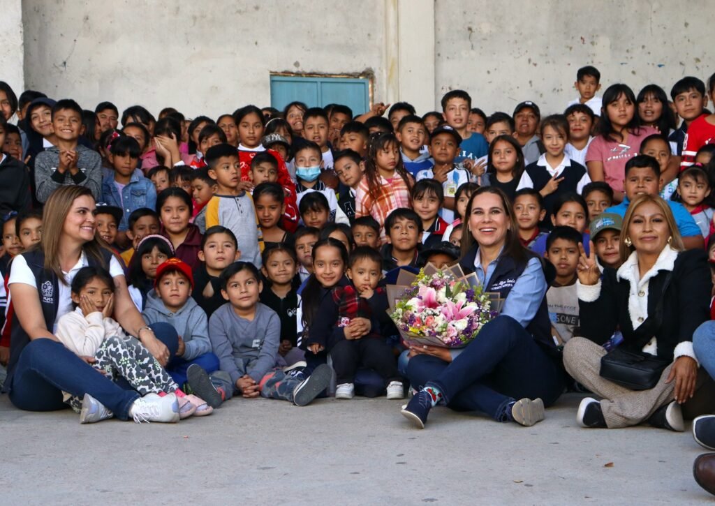 Lorena Alfaro, alcaldesa de Irapuato, acudió acompañada a la comunidad Arandas, donde llevaron juguetes y cobijas.