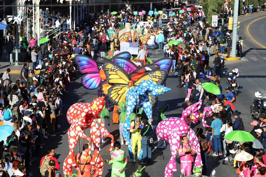 Autoridades Estatales y del Municipio de León fueron parte de este emotivo desfile conmemorativo.