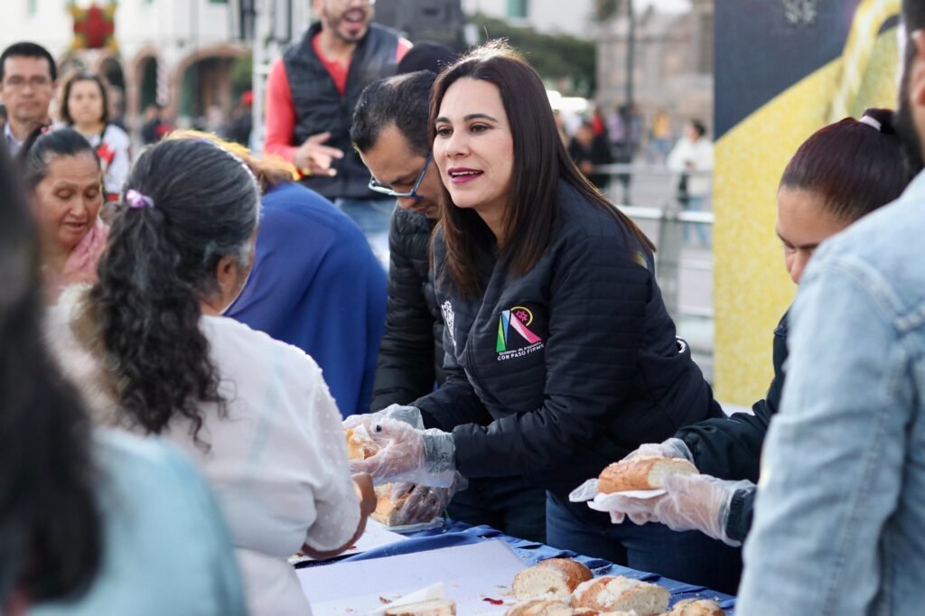 Autoridades de Irapuato invitan a disfrutar de la tradicional Rosca de Reyes de dos mil 800 metros lineales.