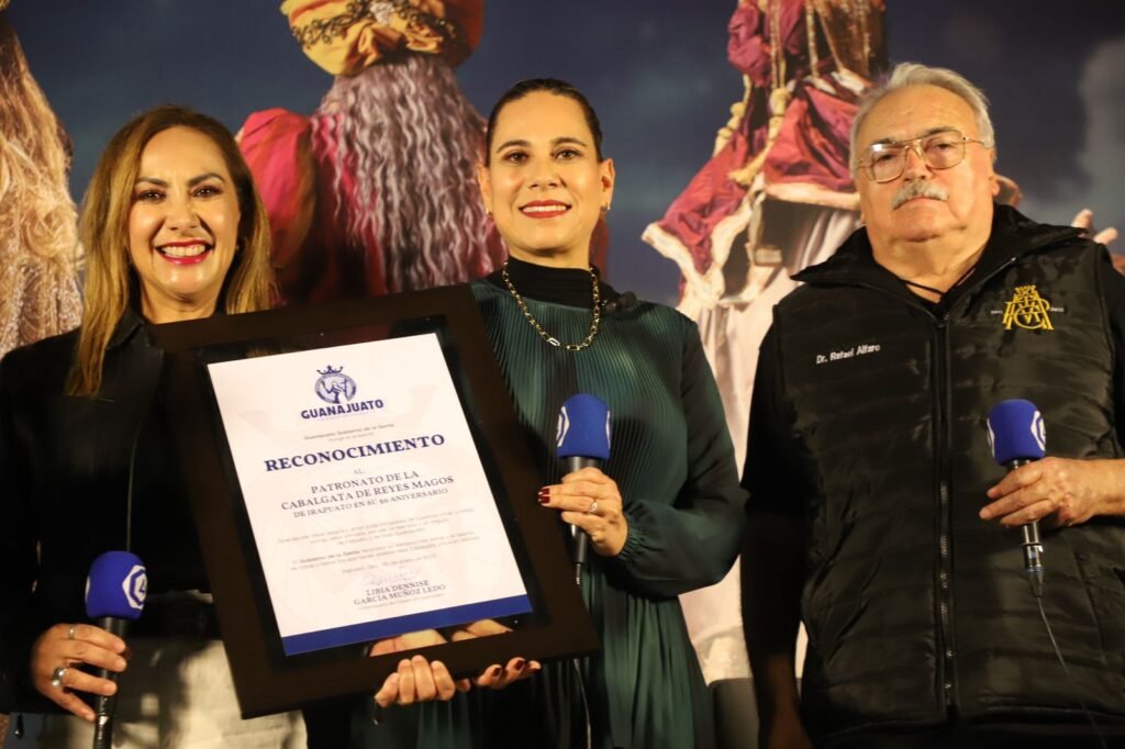 Las principales calles del municipio se iluminaron para recibir a los 70 contingentes y 55 carros alegóricos.