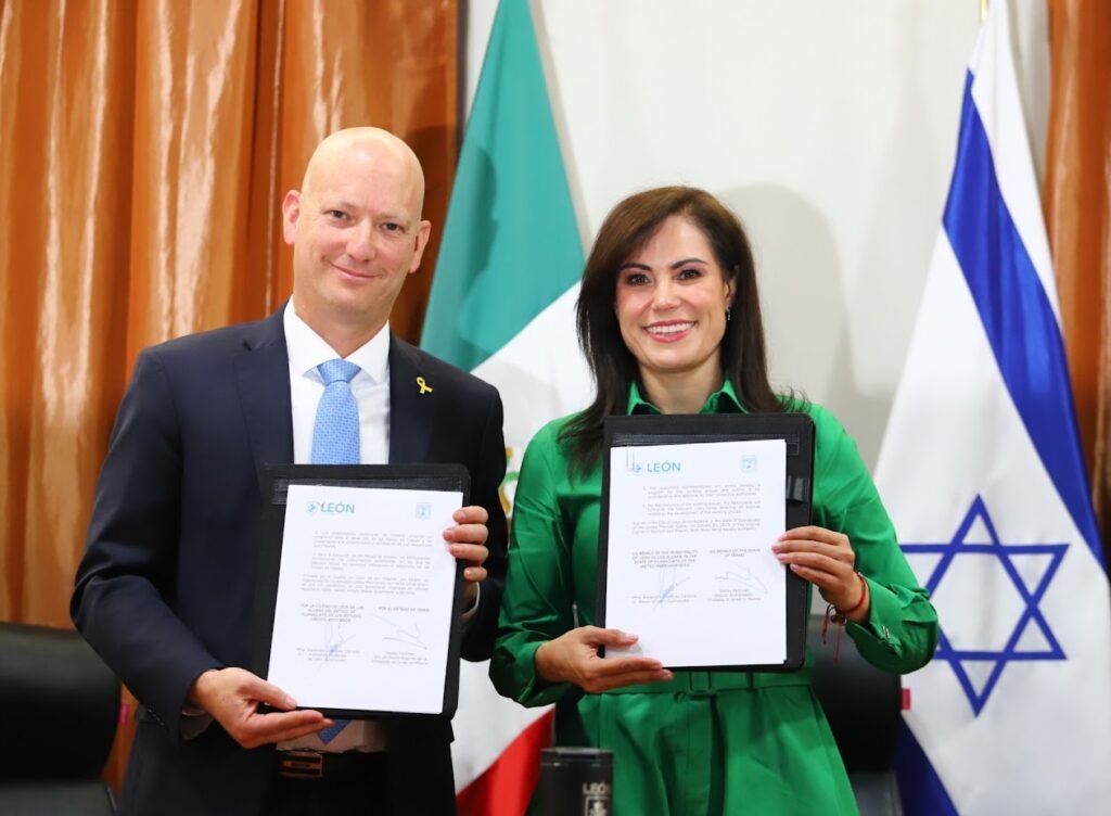 Ale Gutiérrez estuvo acompañado por el jefe de Misión Adjunto de la Embajada de Israel en México, quien reconoció a León como un ejemplo de buenas acciones a nivel nacional.