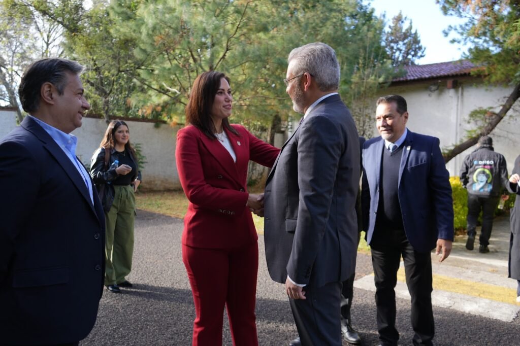 Ale Gutiérrez, alcaldesa de León, estuvo acompañada por el Gobernador de Michoacán, quien destacó a la feria de León como una de las mejores del país.
