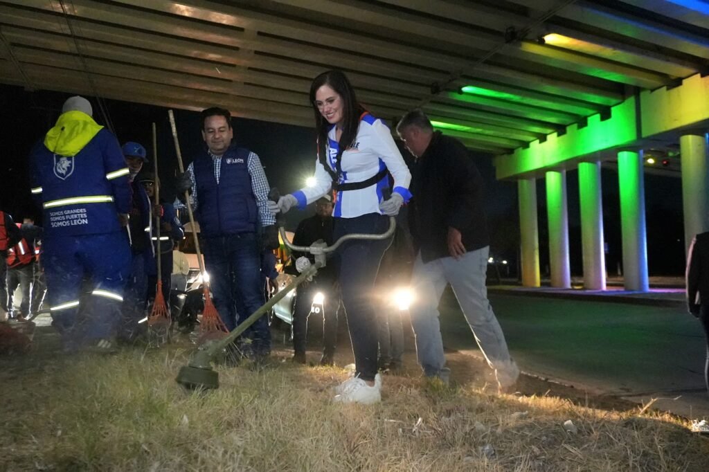Ale Gutiérrez, alcaldesa de León, participó en las actividades de limpieza junto a los trabajadores de las dependencias.