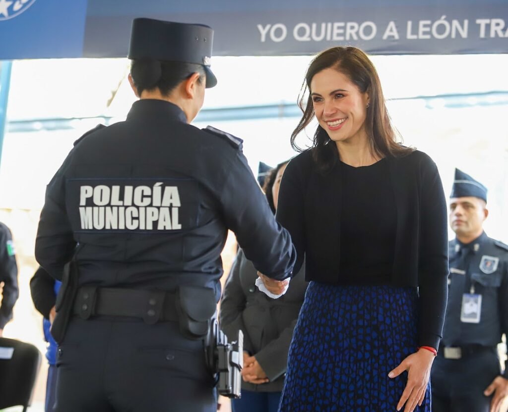 Durante la ceremonia, Ale Gutiérrez exhorta a los policías a trabajar con honor y servir con amor a León.