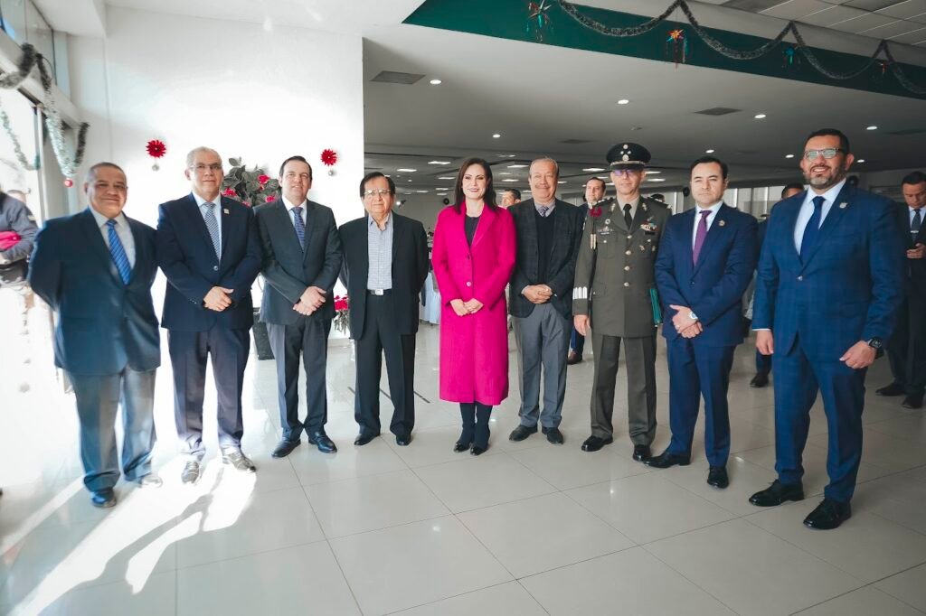 Ale Gutiérrez, presidenta municipal de León, presente en la toma de protesta del Comandante Interino de la XII Región Militar, Vicente Pérez López.