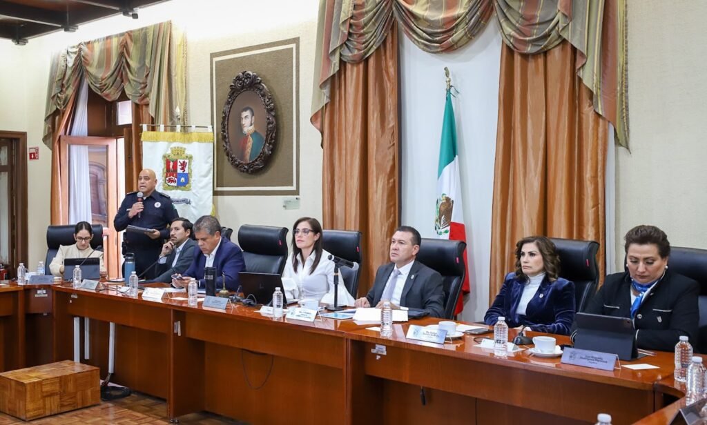 Durante la sesión, se informó que la nueva estrategia de Seguridad, implementada por Ale Gutiérrez, avanza en la construcción de un León más seguro y en paz.