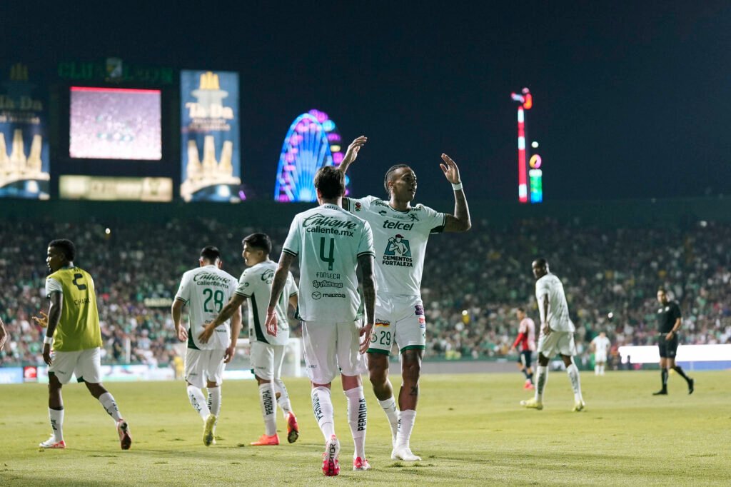 León logra frenar la ofensiva de Chivas y muestra superioridad en el terreno de juego.