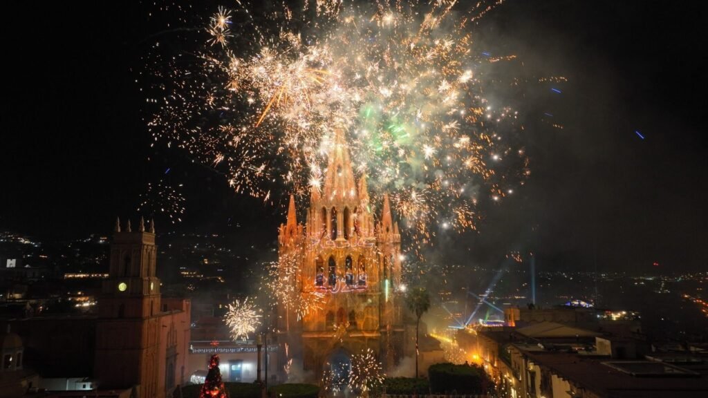 Miles de personas recibieron el año en San Miguel de Allende con un espectáculo de luz y sonido.